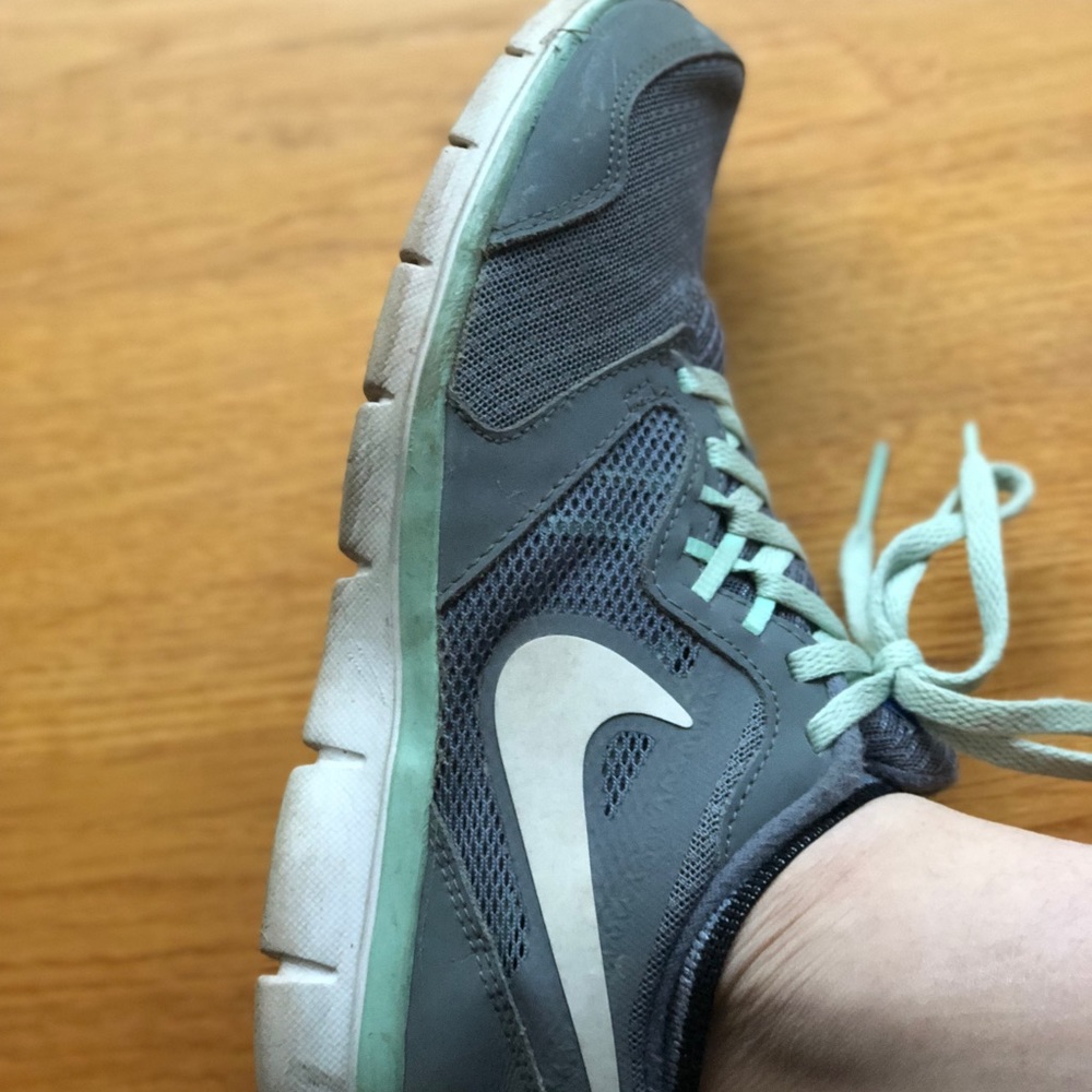 Nike sneakers light gray with white check
